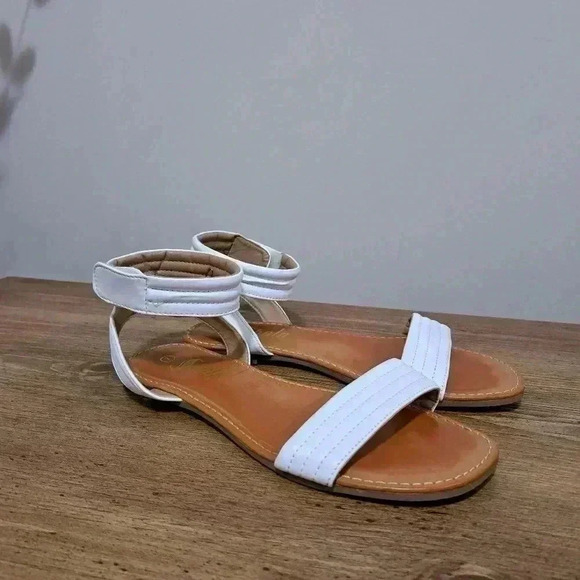 ❤️ White M Shein Faux Leather Sandals - Picture 2 of 9